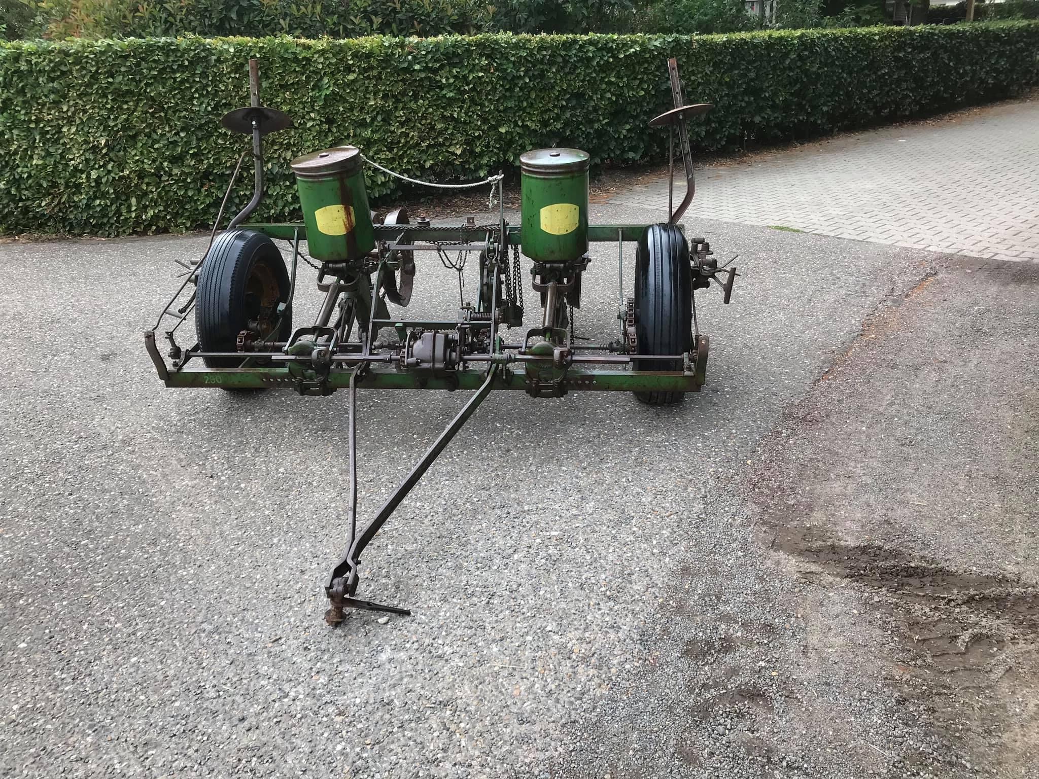John Deere 290 planter