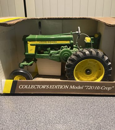 John Deere 720 1:16 toy