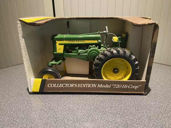 John Deere 720 1:16 toy
