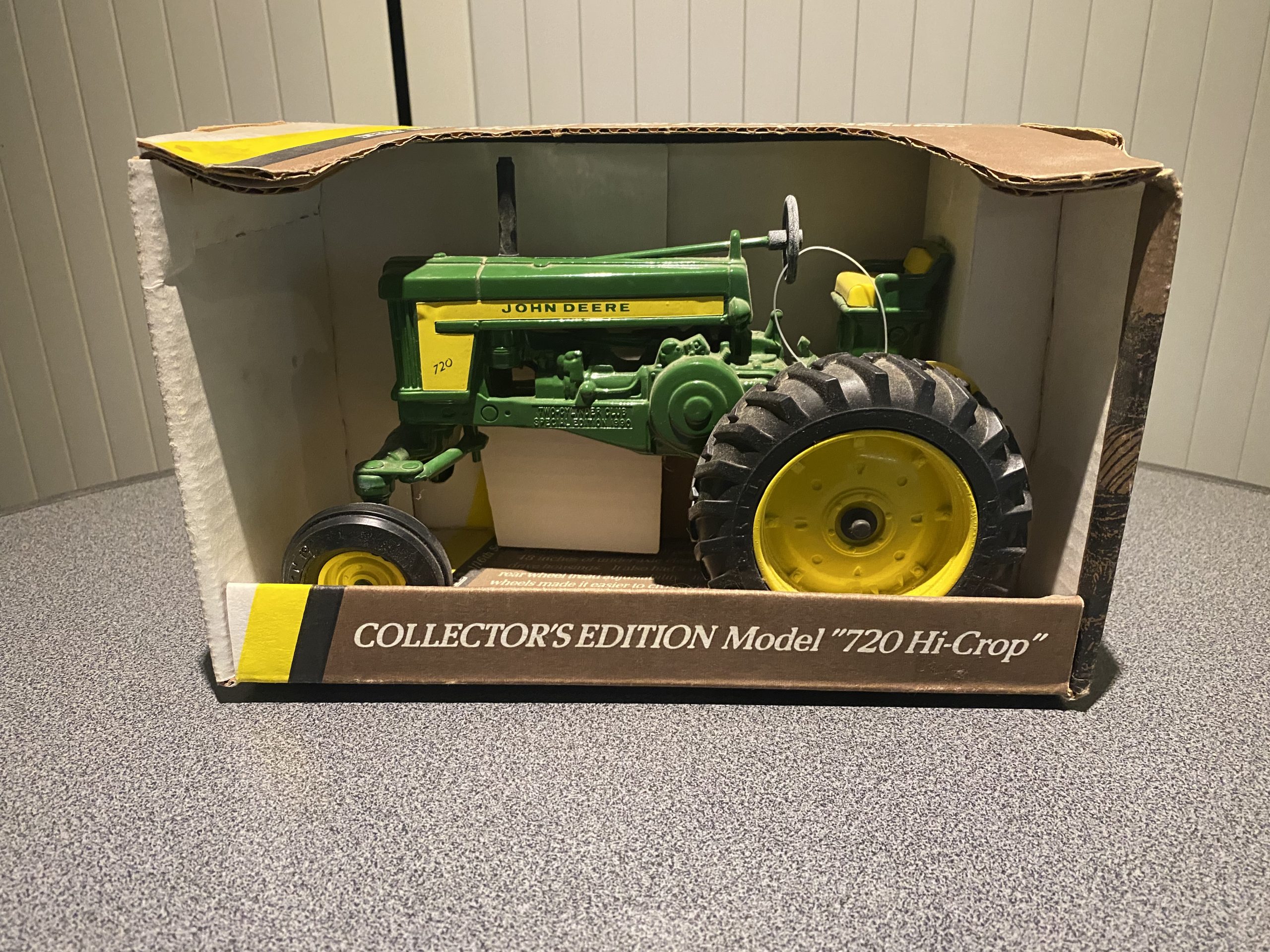 John Deere 720 1:16 toy