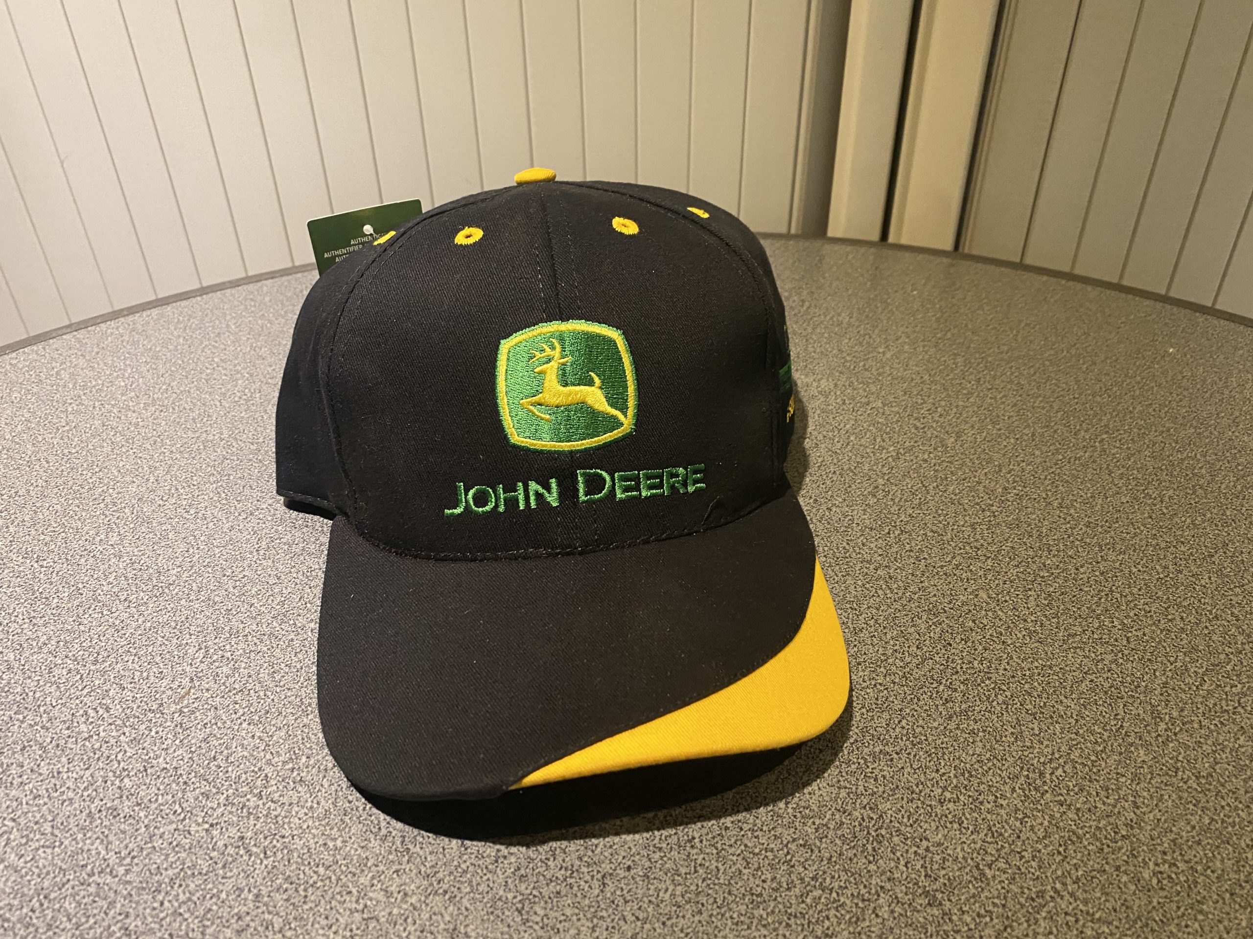 John Deere pet geel