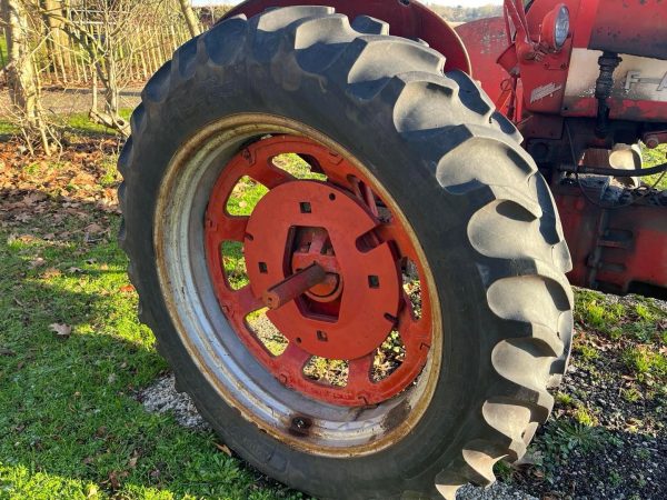 Farmall 350  Vetkocht/Sold - Afbeelding 3