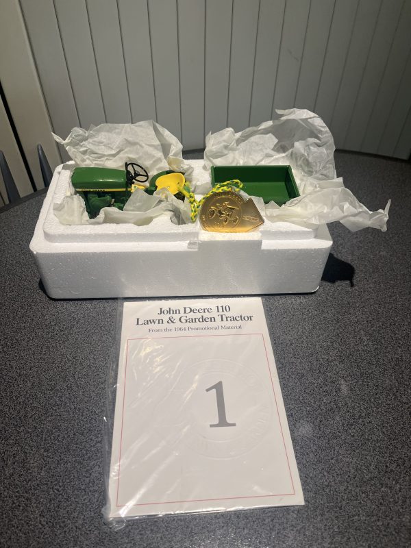 John Deere  Model 110 scale 1:16 - Afbeelding 3