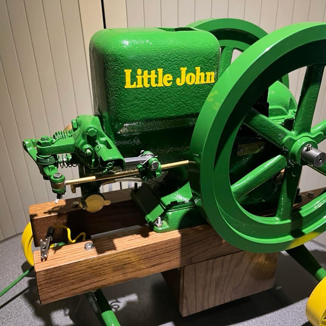 John Deere E half schaal